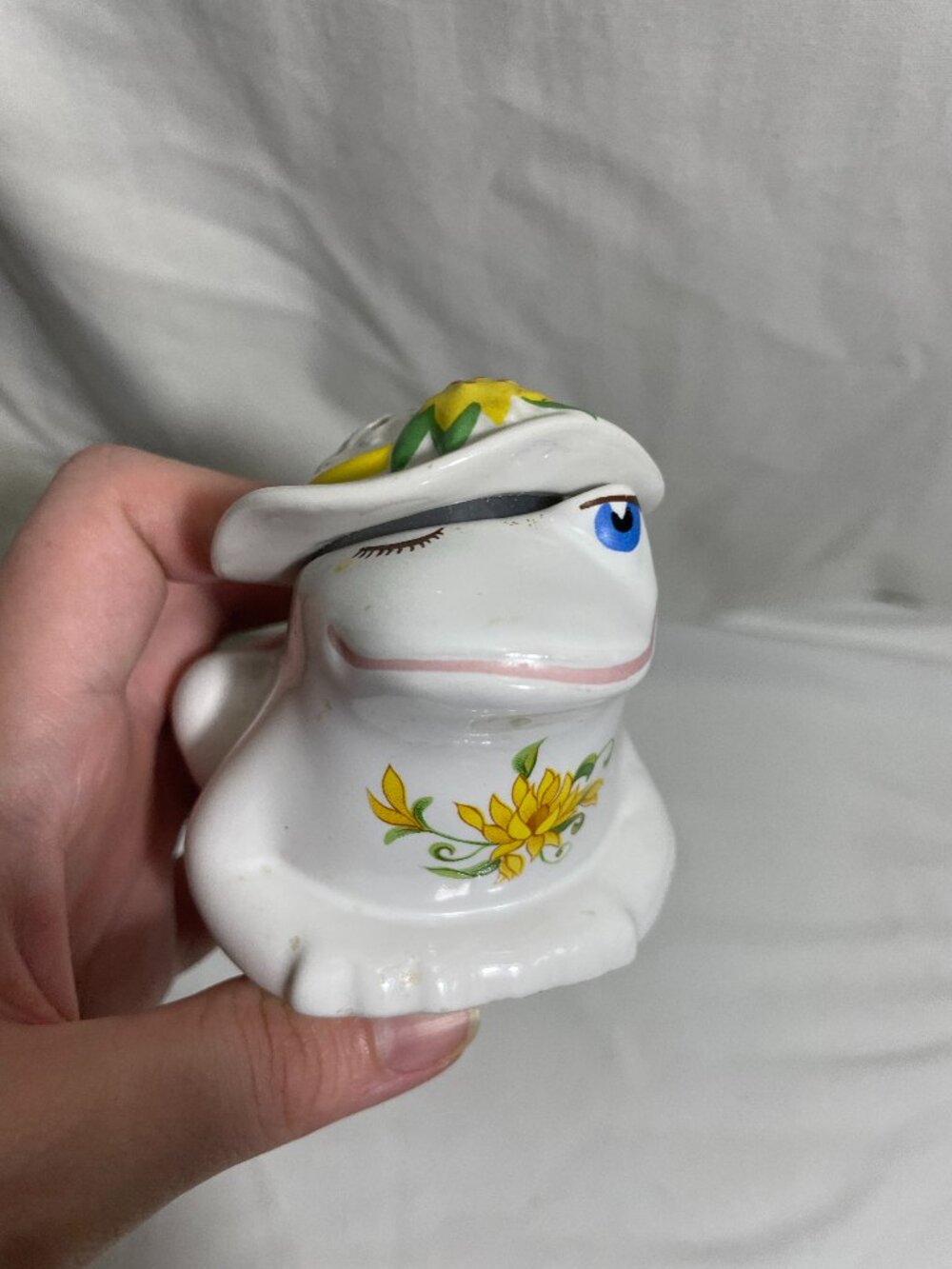 Vintage 1980 Avon Potpourri Frog Ceramic Winking Sun Hat Floral Decor